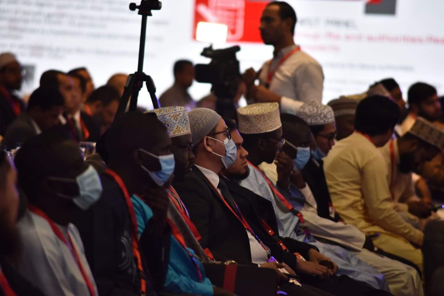 رئيس مجلس علماء المسلمين في إندونيسيا الناس سكارى إلا العلماء (23)