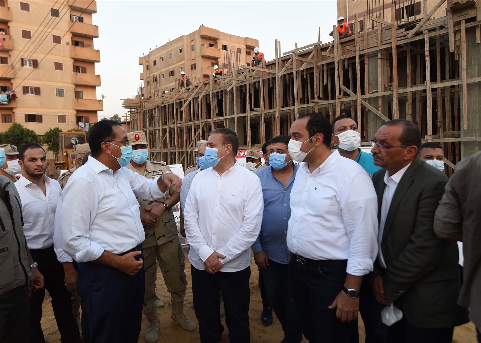 مدبولى يتجول بشوارع قرية دراجيل بالمنوفية ويتفقد مجمع الخدمات  (1)