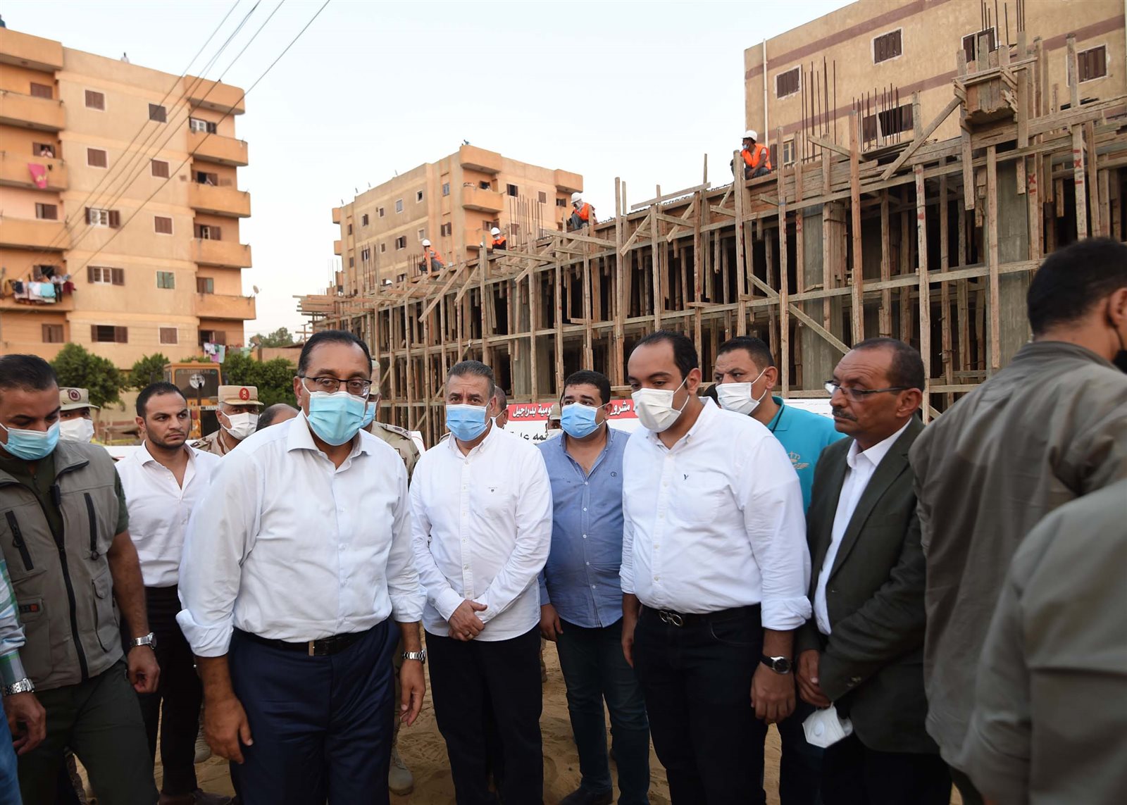 مدبولى يتجول بشوارع قرية دراجيل بالمنوفية ويتفقد مجمع الخدمات  (2)