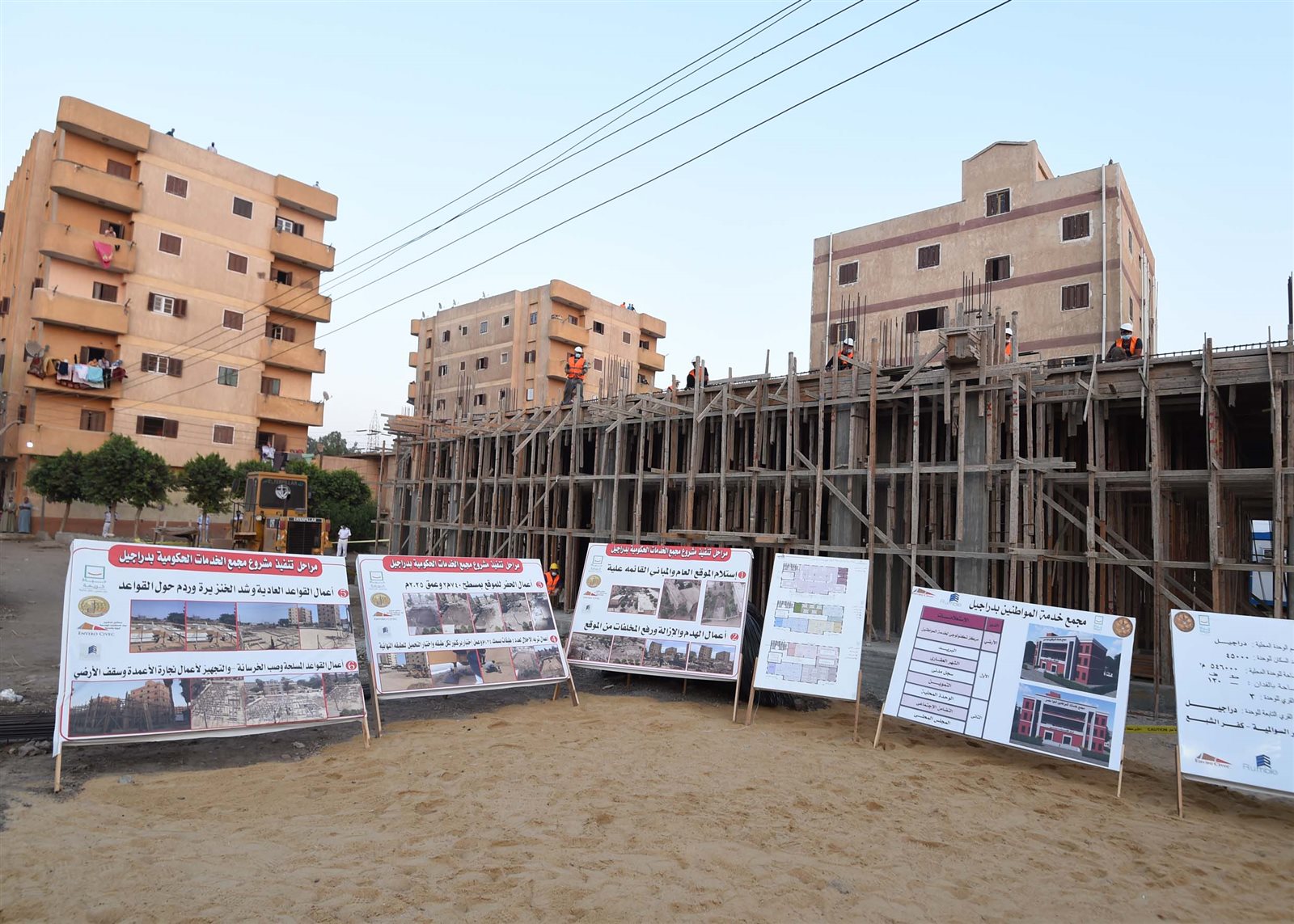 مدبولى يتجول بشوارع قرية دراجيل بالمنوفية ويتفقد مجمع الخدمات  (3)