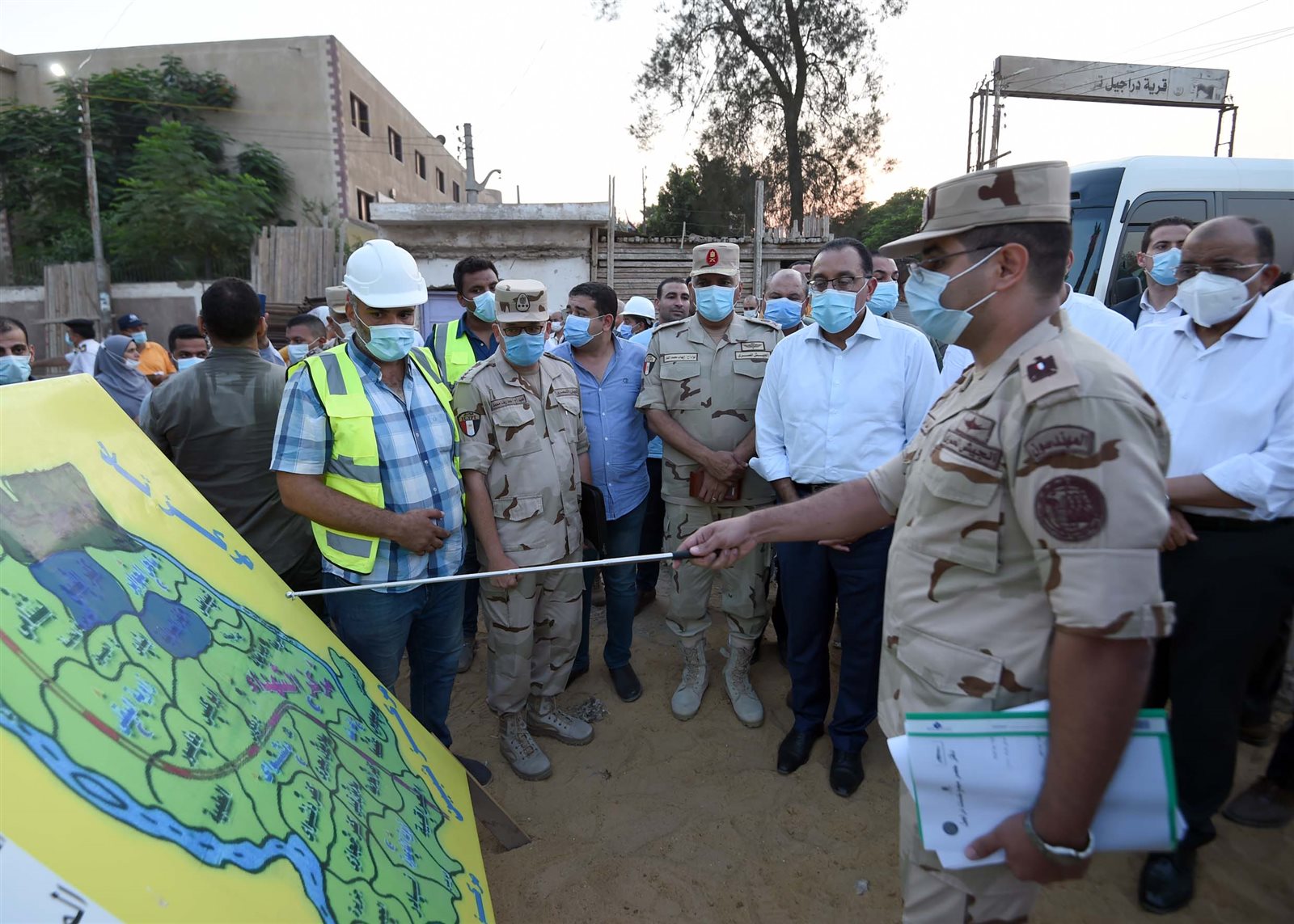 مدبولى يتجول بشوارع قرية دراجيل بالمنوفية ويتفقد مجمع الخدمات  (4)