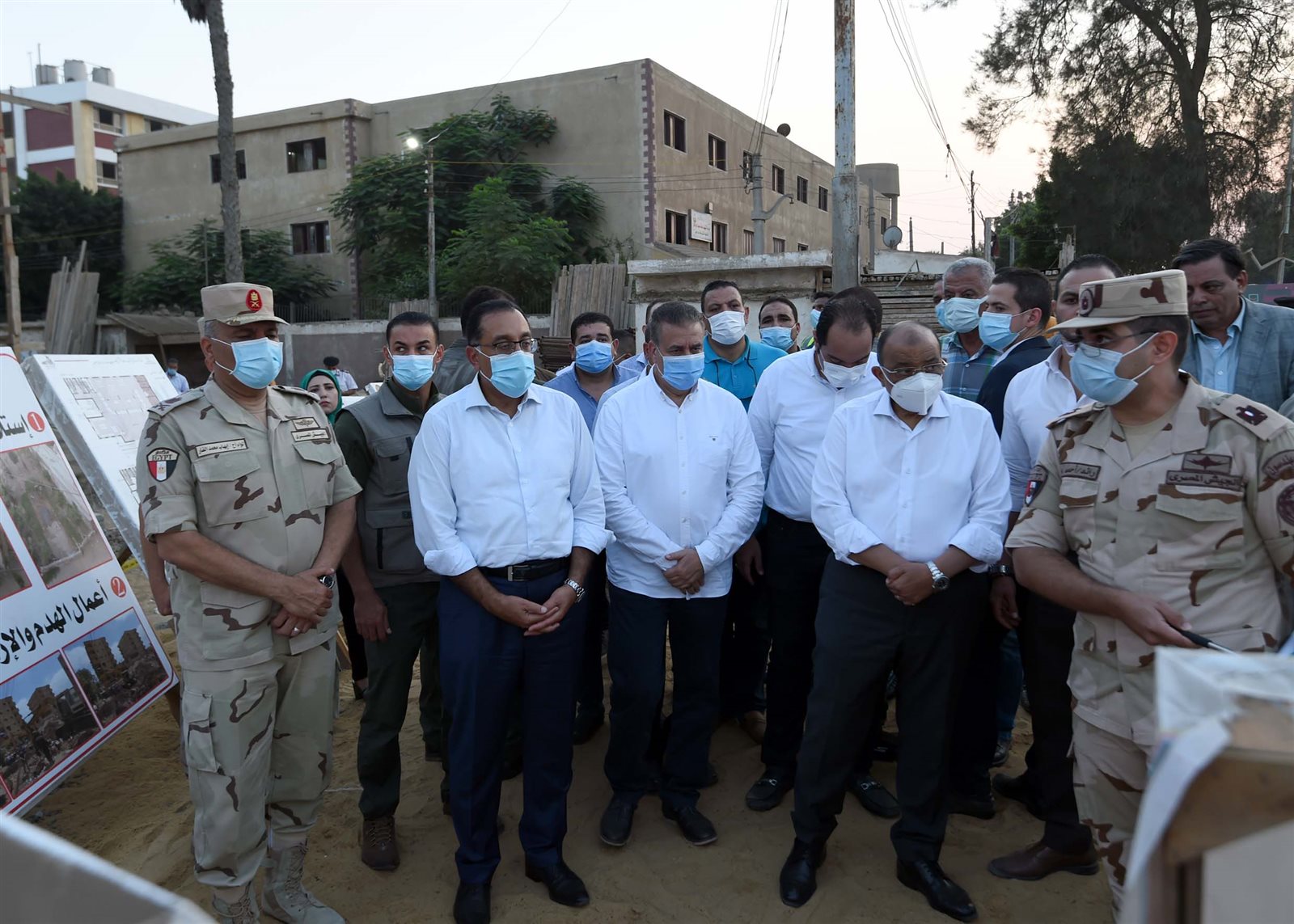 مدبولى يتجول بشوارع قرية دراجيل بالمنوفية ويتفقد مجمع الخدمات  (5)