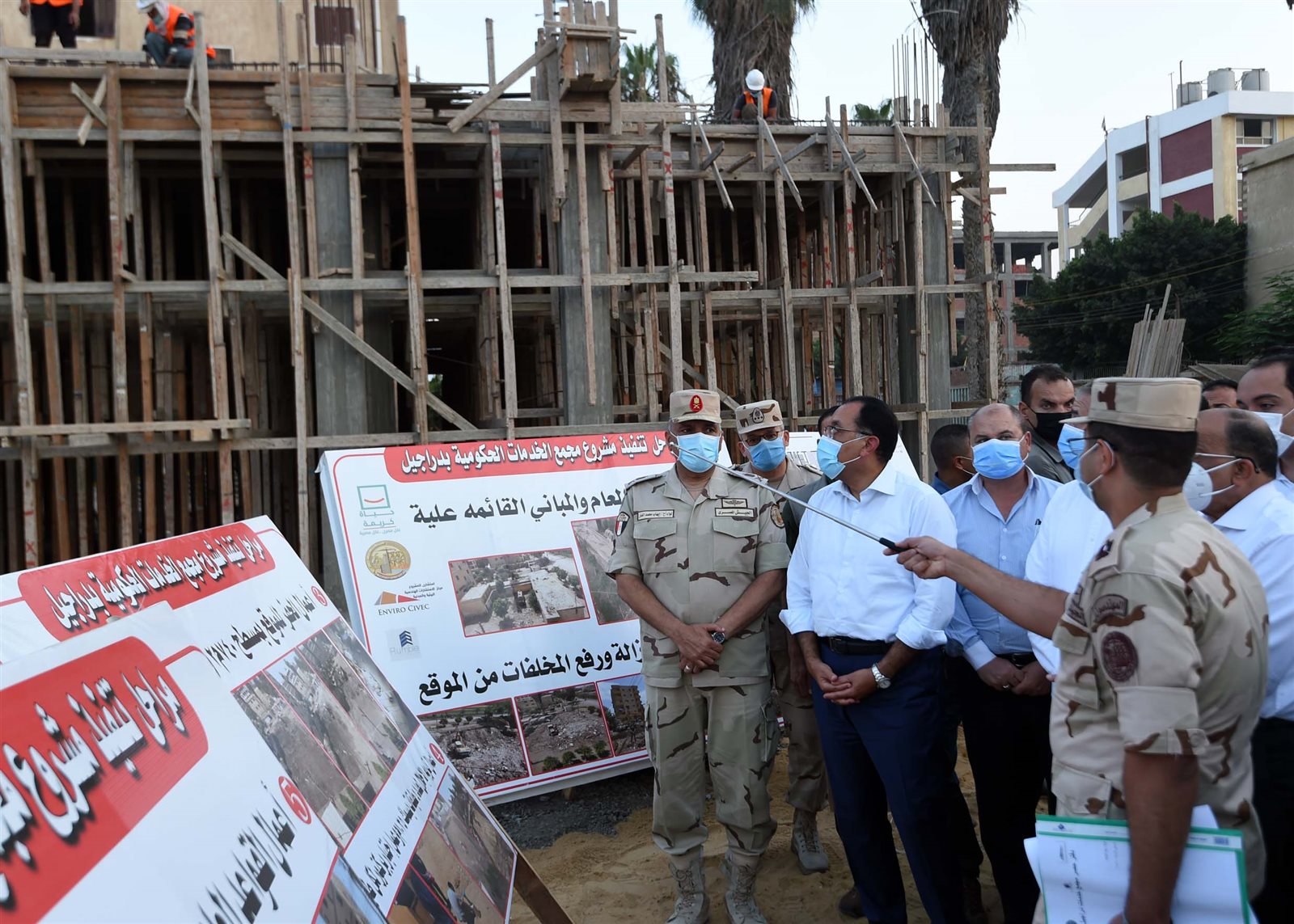 مدبولى يتجول بشوارع قرية دراجيل بالمنوفية ويتفقد مجمع الخدمات  (6)