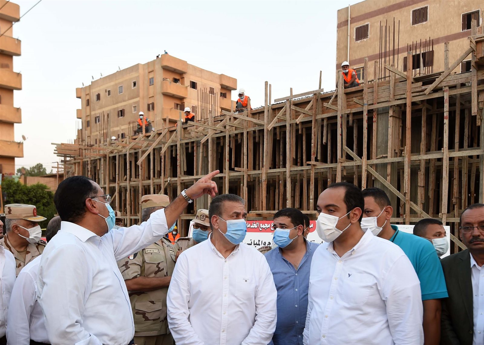 مدبولى يتجول بشوارع قرية دراجيل بالمنوفية ويتفقد مجمع الخدمات  (7)