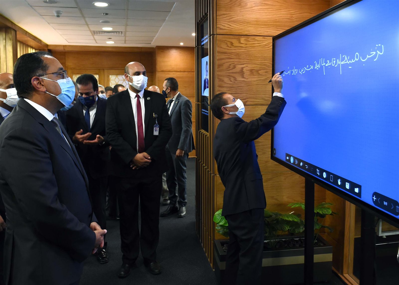 رئيس الوزراء يفتتح مجمع المعرفة للثقافة المالية (8)