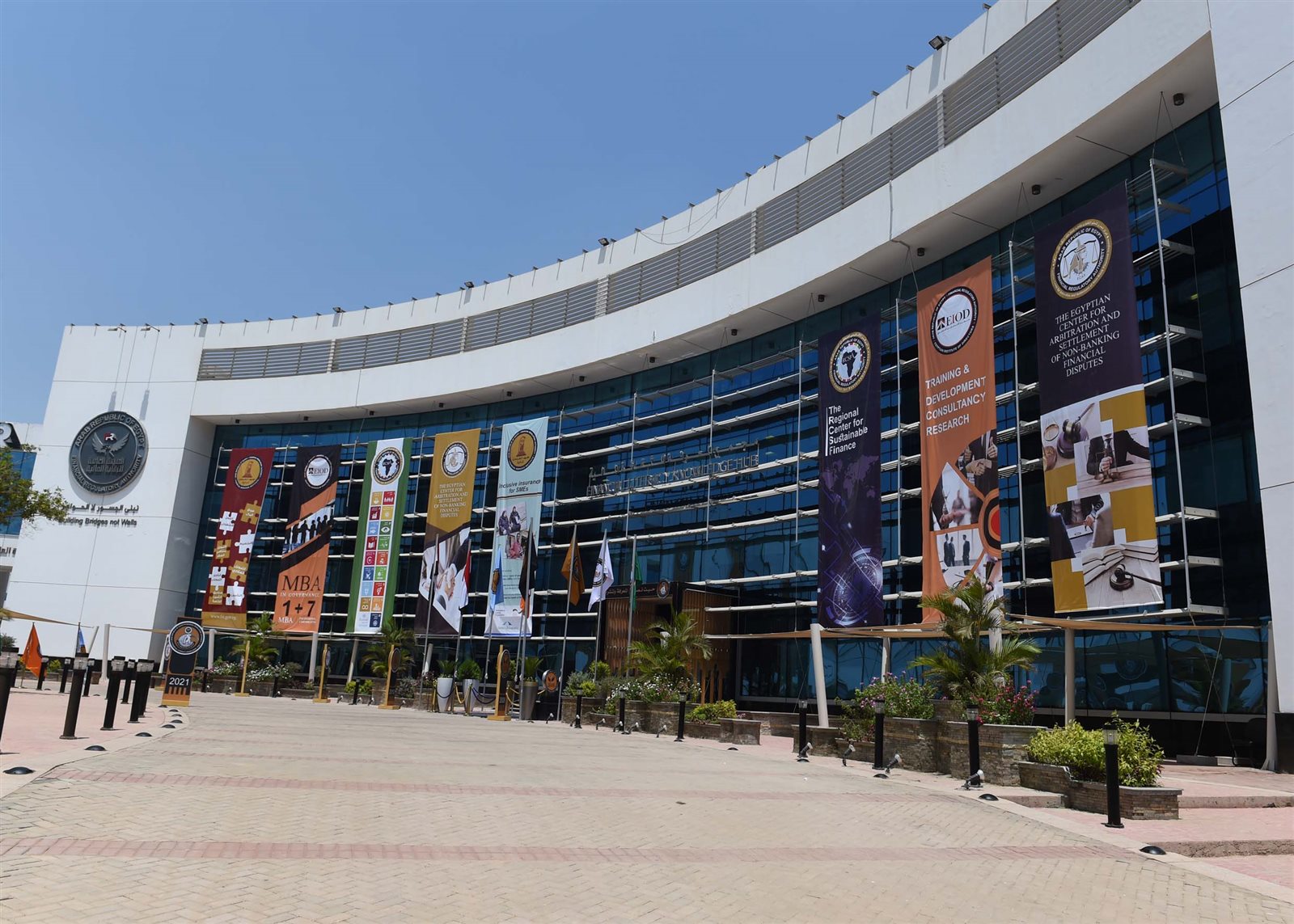 رئيس الوزراء يفتتح مجمع المعرفة للثقافة المالية (2)