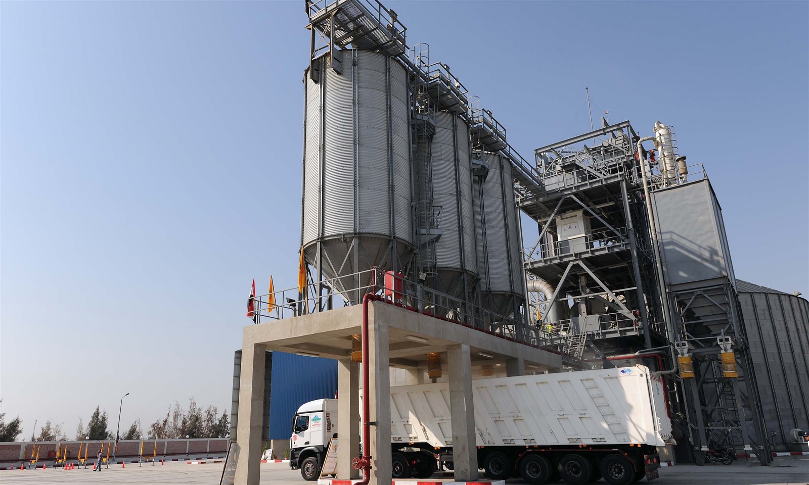 رئيس الوزراء صوامع أبو صوير تستهدف تقليل الفاقد في محصول القمح (8)