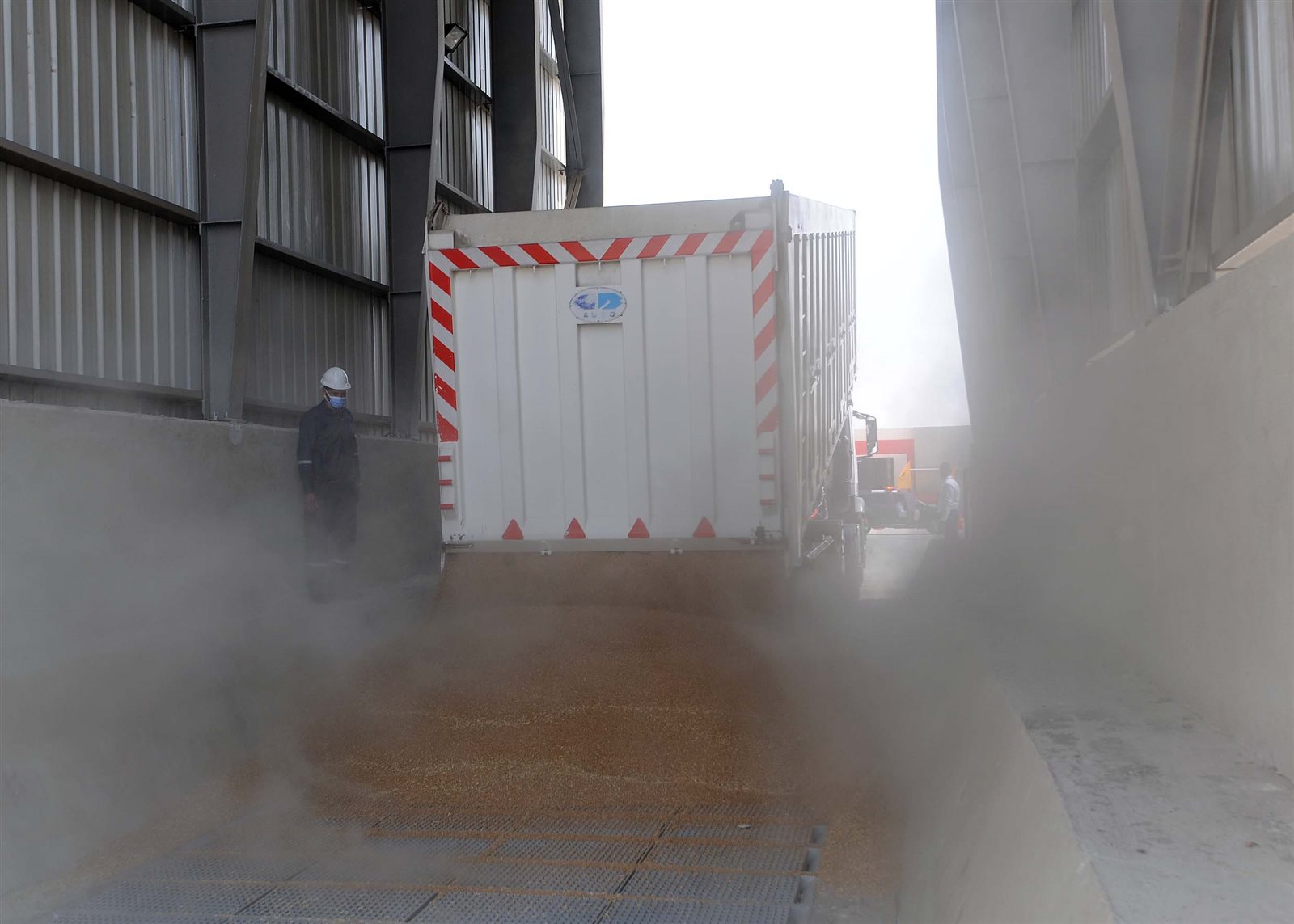 رئيس الوزراء صوامع أبو صوير تستهدف تقليل الفاقد في محصول القمح (23)