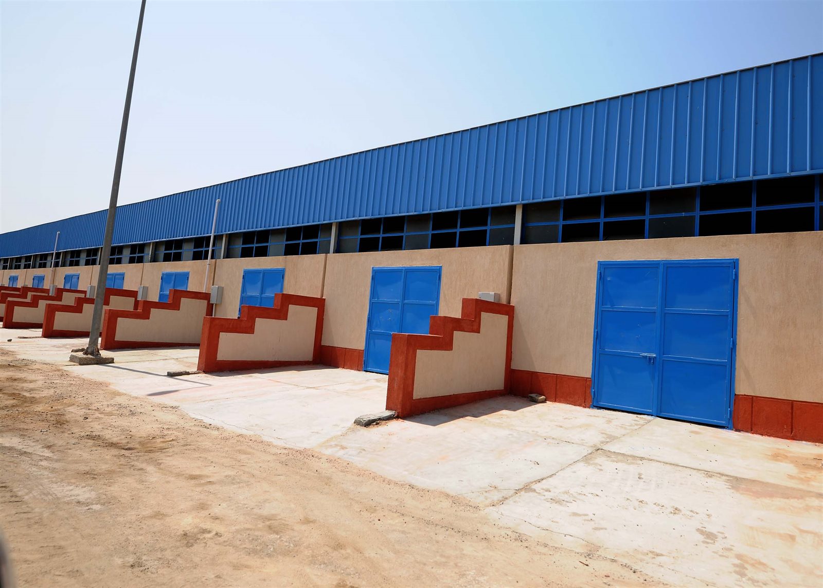 رئيس الوزراء يتفقد مجمع الورش الحرفية بمدينة المستقبل في الإسماعيلية (3)