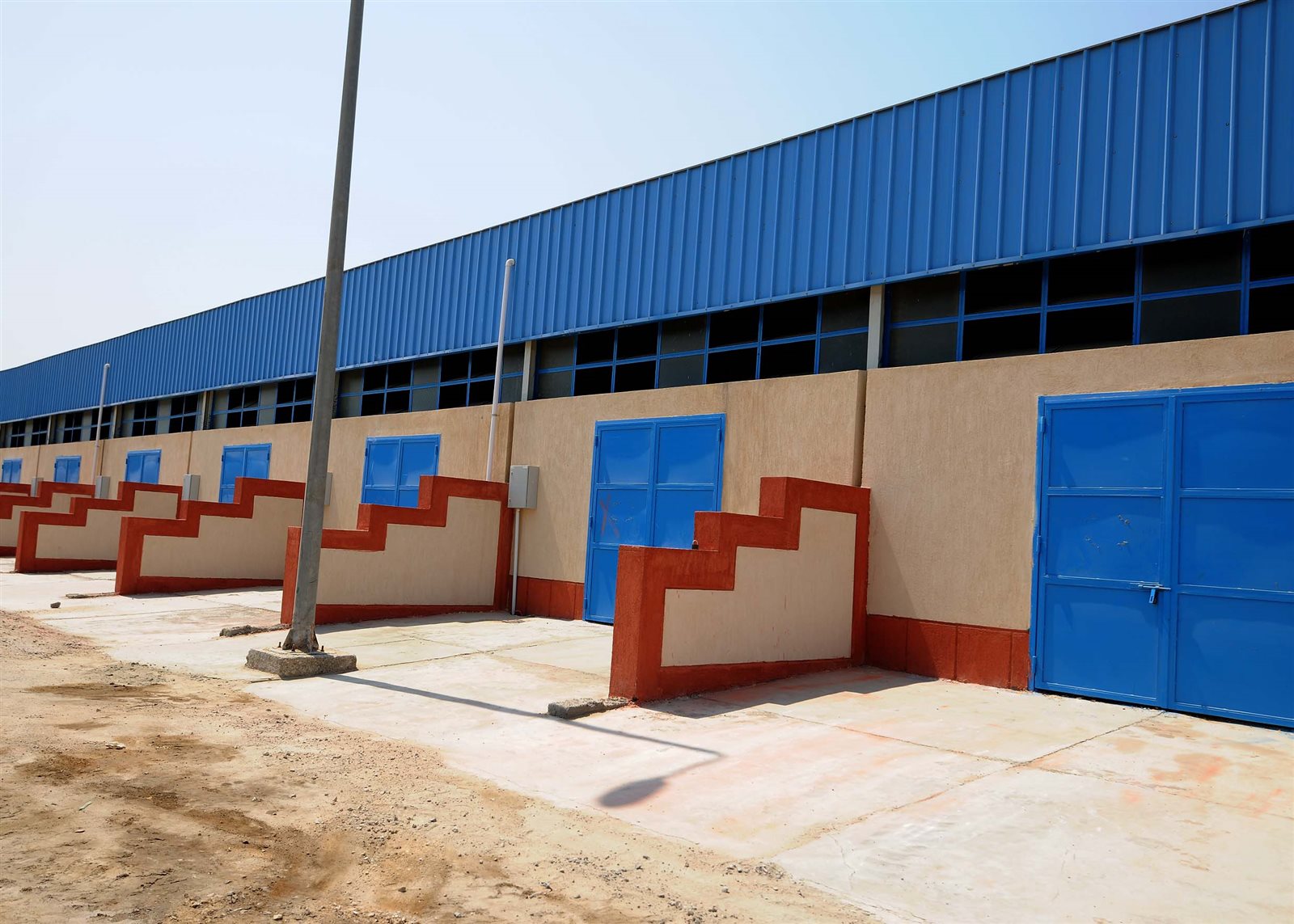 رئيس الوزراء يتفقد مجمع الورش الحرفية بمدينة المستقبل في الإسماعيلية (4)