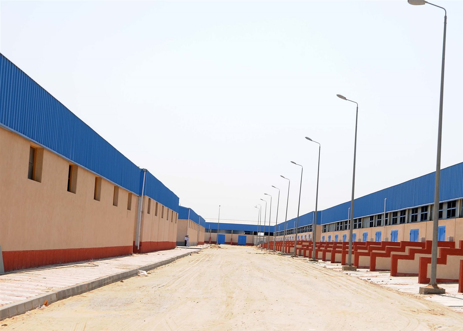 رئيس الوزراء يتفقد مجمع الورش الحرفية بمدينة المستقبل في الإسماعيلية (5)