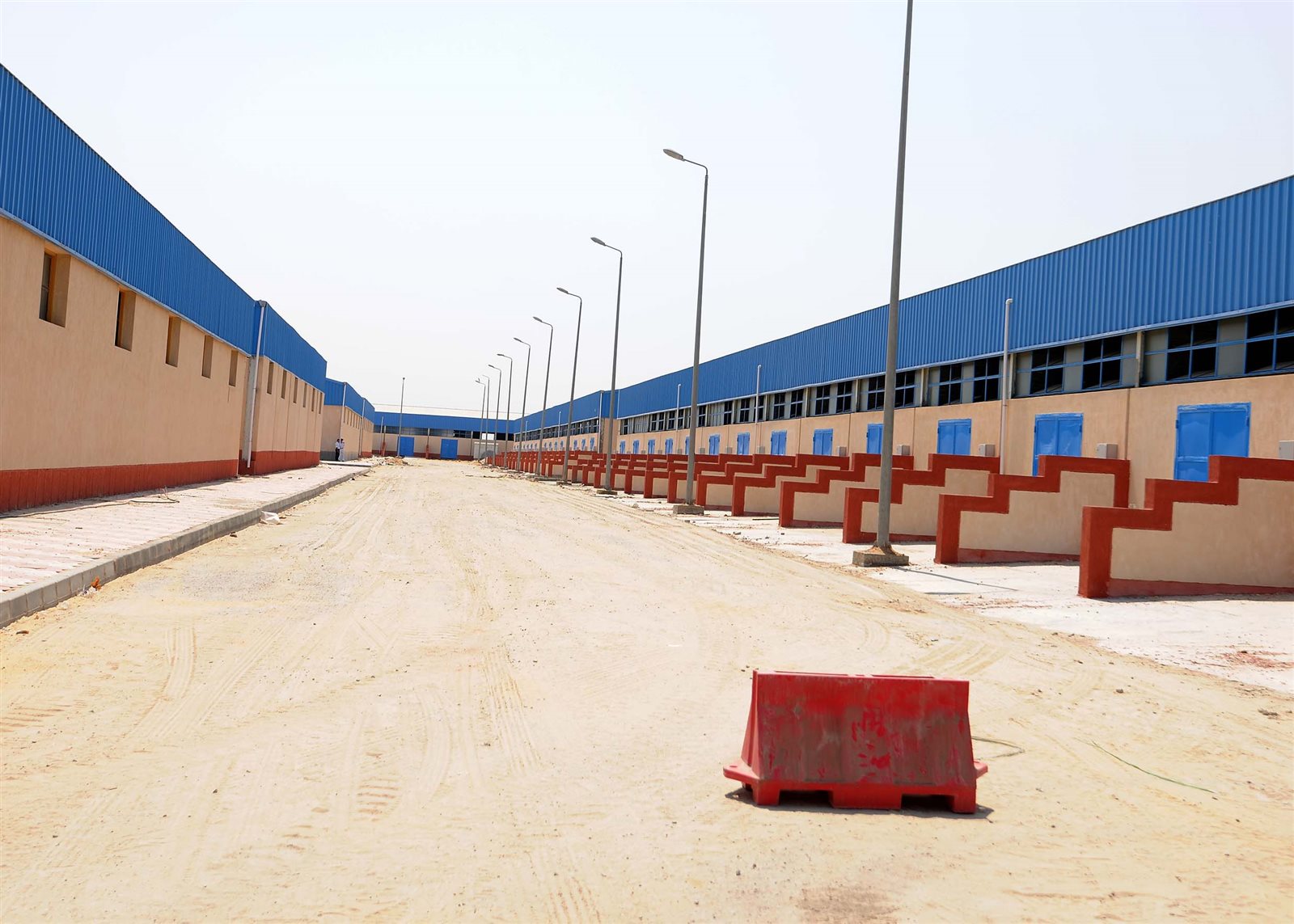 رئيس الوزراء يتفقد مجمع الورش الحرفية بمدينة المستقبل في الإسماعيلية (6)