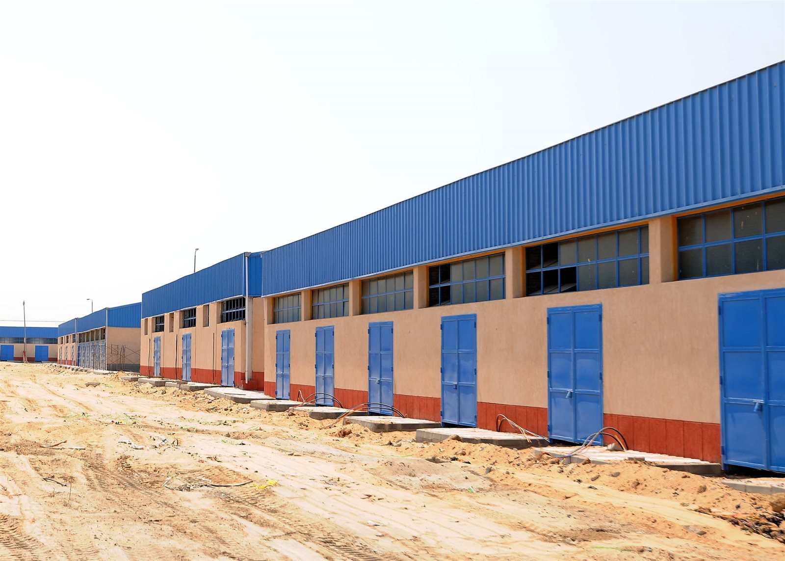 رئيس الوزراء يتفقد مجمع الورش الحرفية بمدينة المستقبل في الإسماعيلية (7)