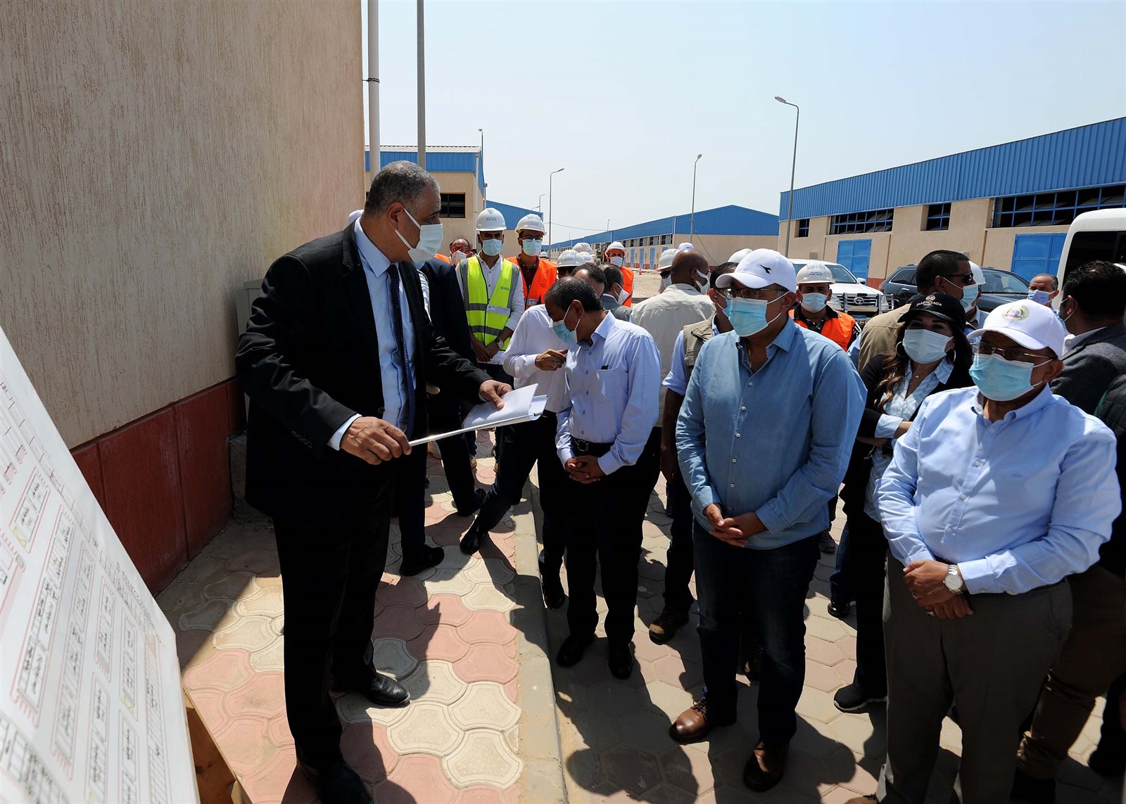 رئيس الوزراء يتفقد مجمع الورش الحرفية بمدينة المستقبل في الإسماعيلية (9)