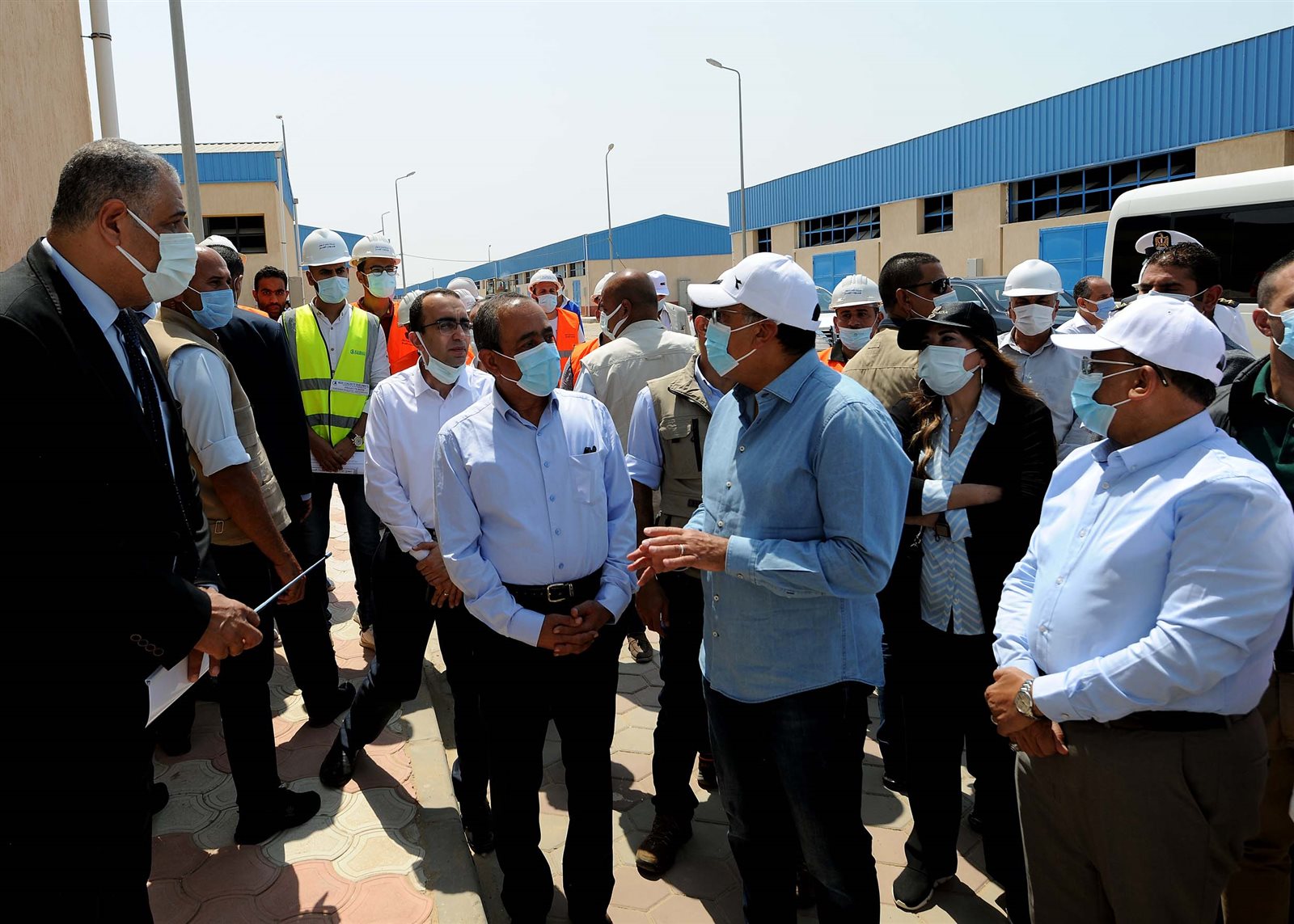 رئيس الوزراء يتفقد مجمع الورش الحرفية بمدينة المستقبل في الإسماعيلية (10)