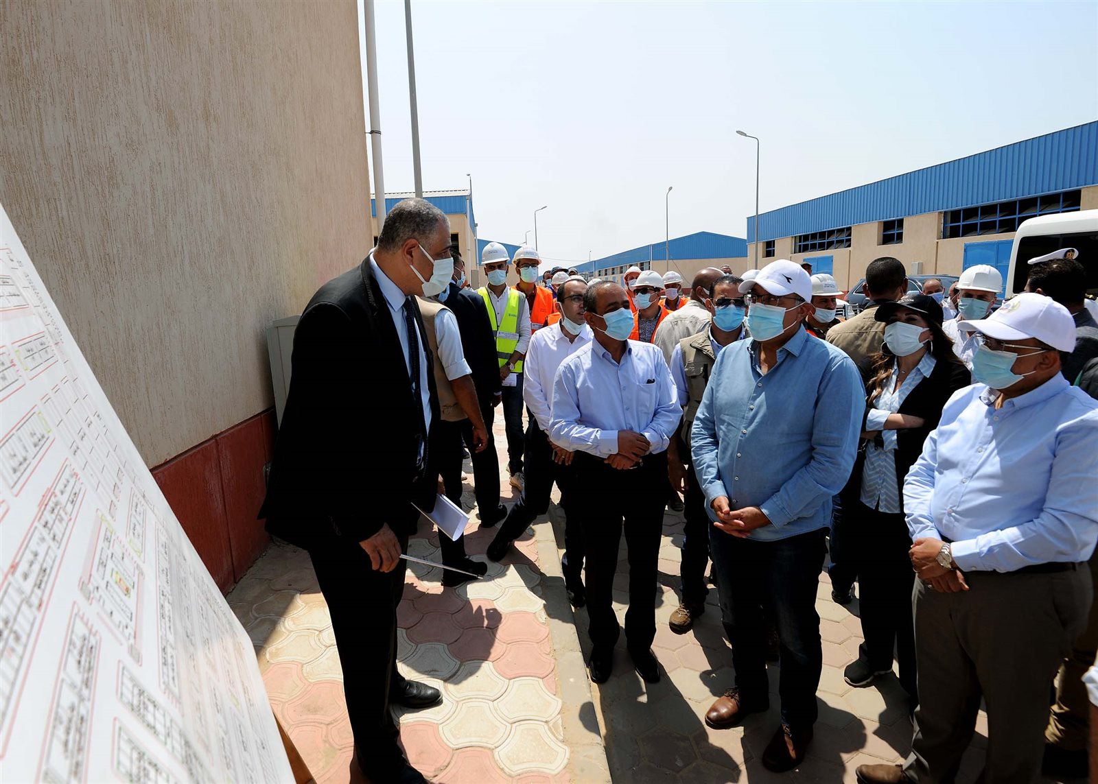 رئيس الوزراء يتفقد مجمع الورش الحرفية بمدينة المستقبل في الإسماعيلية (11)