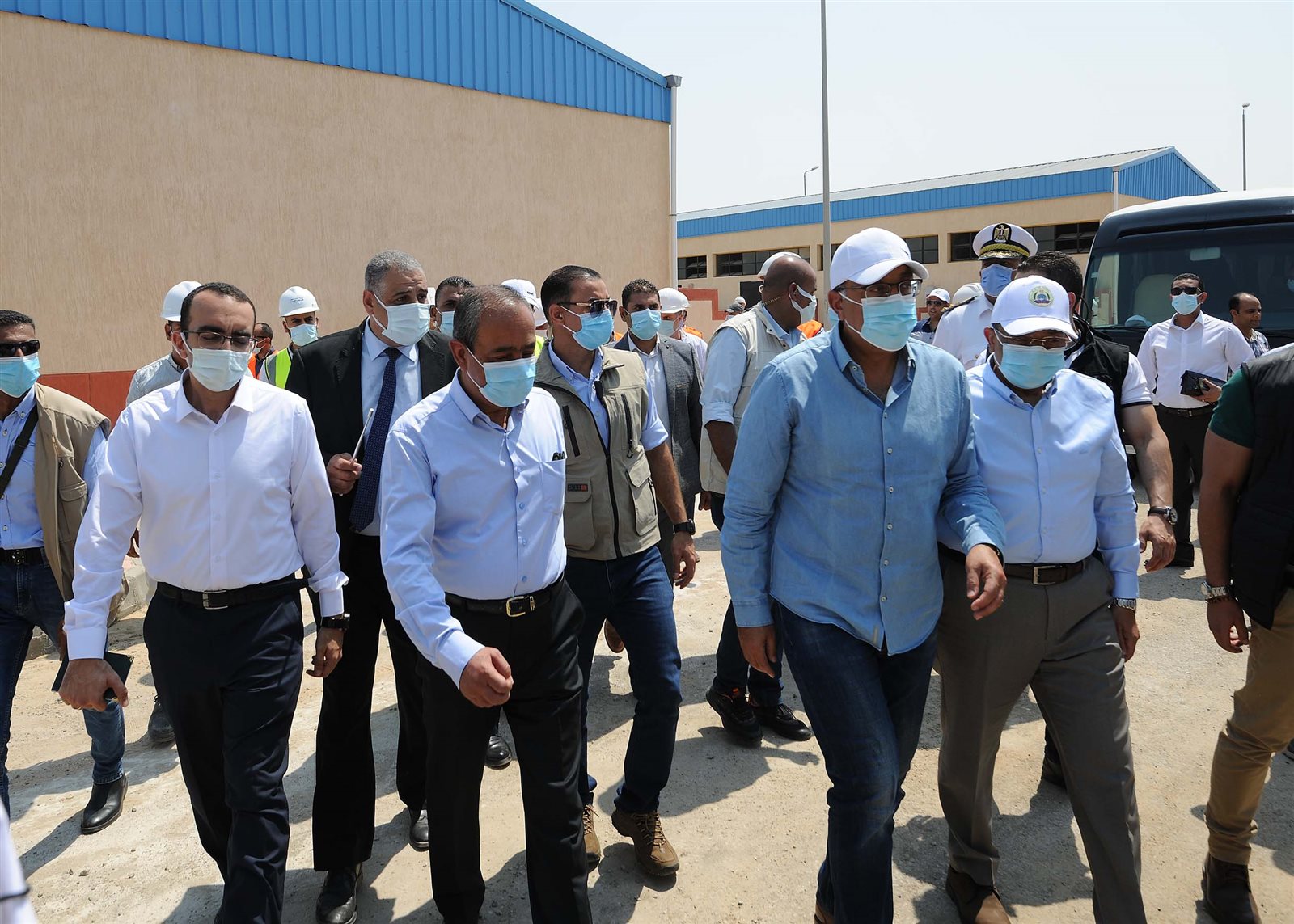 رئيس الوزراء يتفقد مجمع الورش الحرفية بمدينة المستقبل في الإسماعيلية (12)