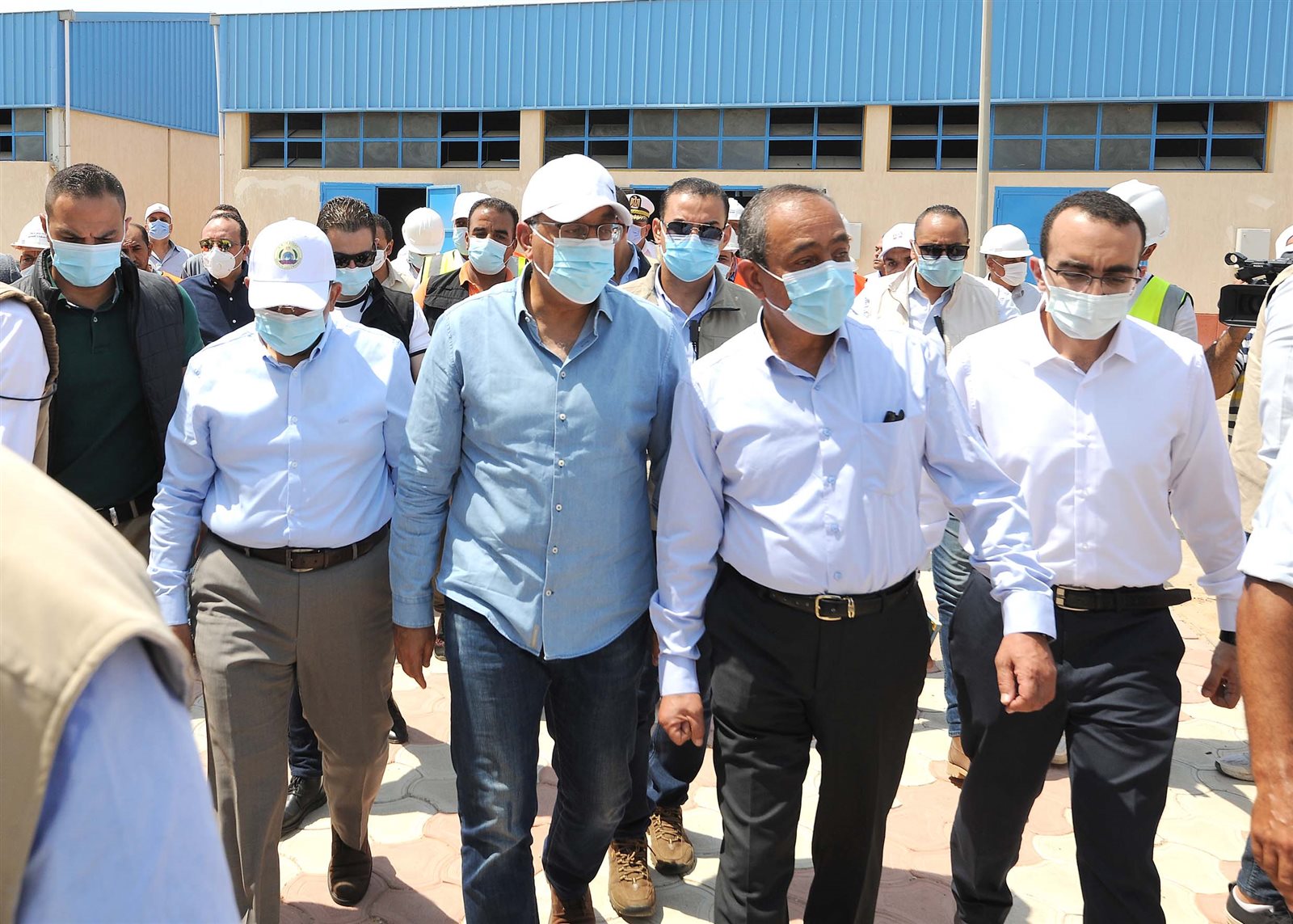 رئيس الوزراء يتفقد مجمع الورش الحرفية بمدينة المستقبل في الإسماعيلية (13)
