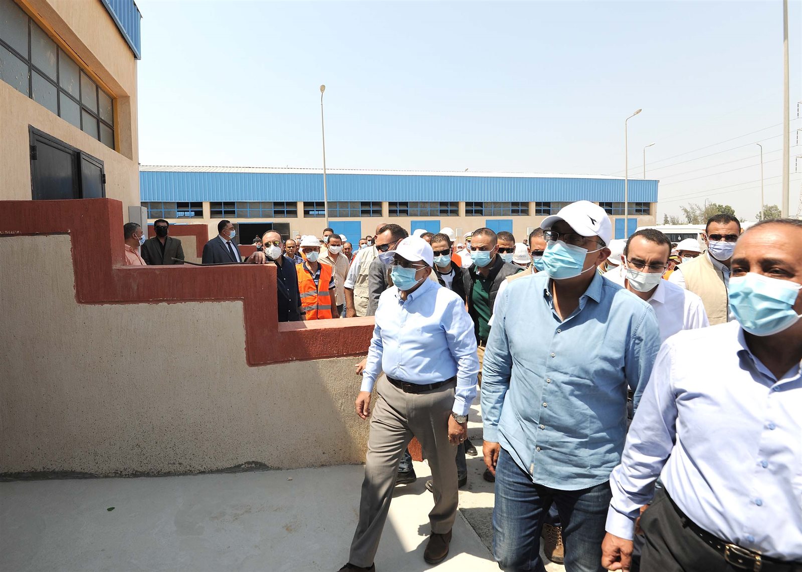 رئيس الوزراء يتفقد مجمع الورش الحرفية بمدينة المستقبل في الإسماعيلية (14)