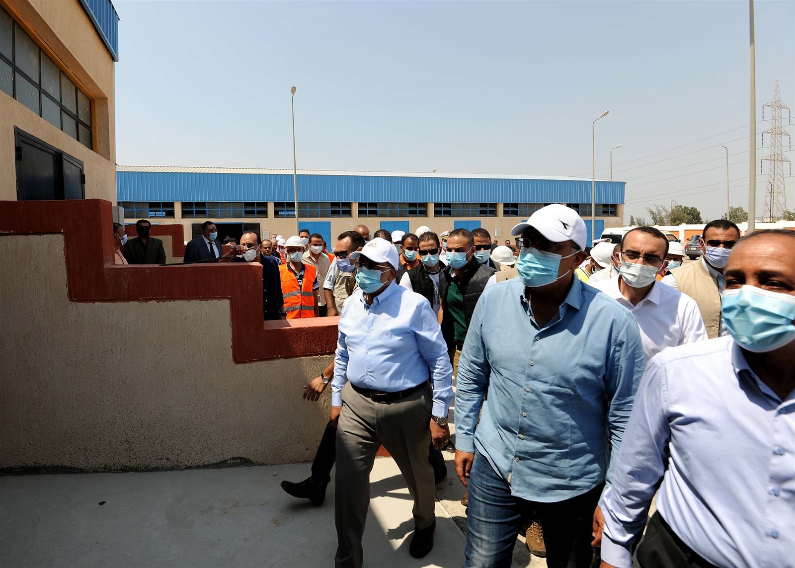 رئيس الوزراء يتفقد مجمع الورش الحرفية بمدينة المستقبل في الإسماعيلية (15)