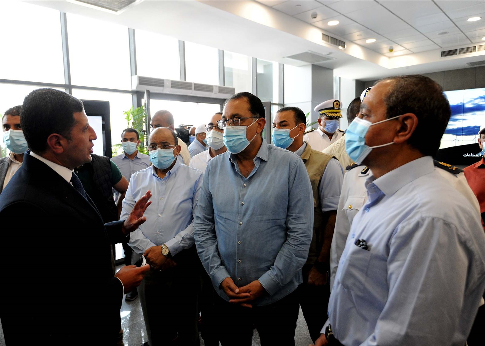 رئيس الوزراء يزور مركز خدمات المستثمرين بمدينة الإسماعيلية (6)