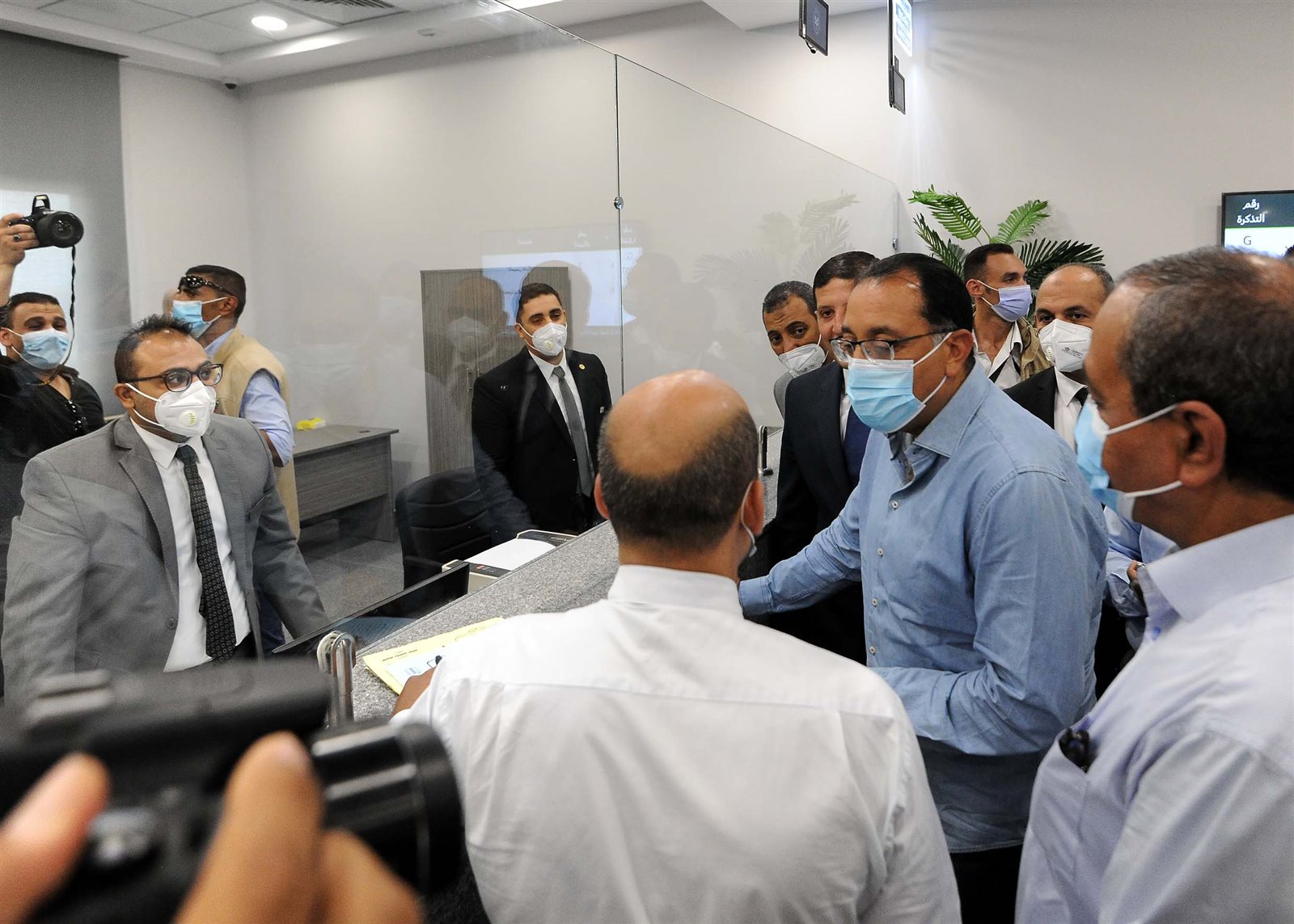 رئيس الوزراء يزور مركز خدمات المستثمرين بمدينة الإسماعيلية (2)