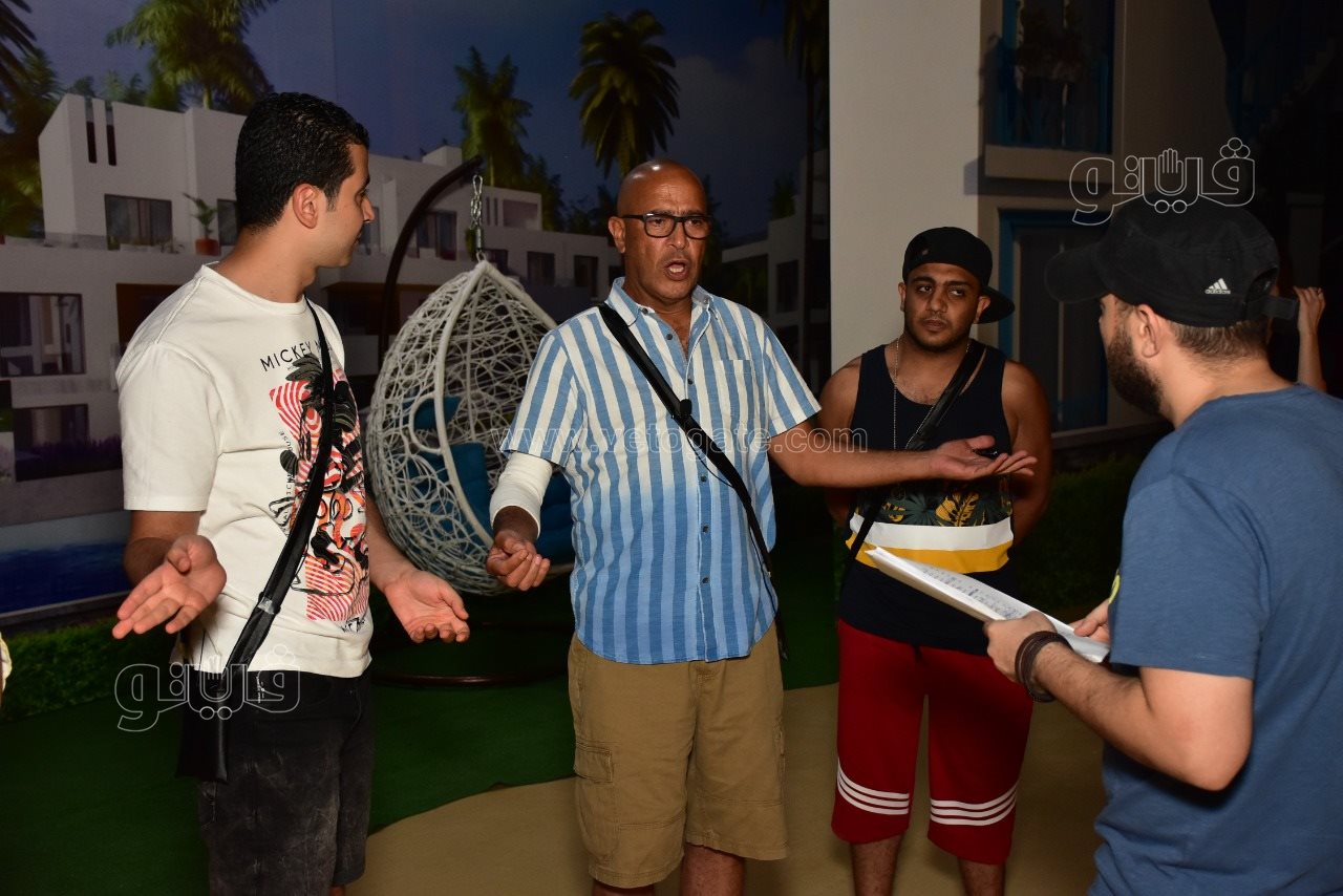اشرف عبد الباقى يفتتح شمسية واربع كراسي علي مسرح الساحل (1)