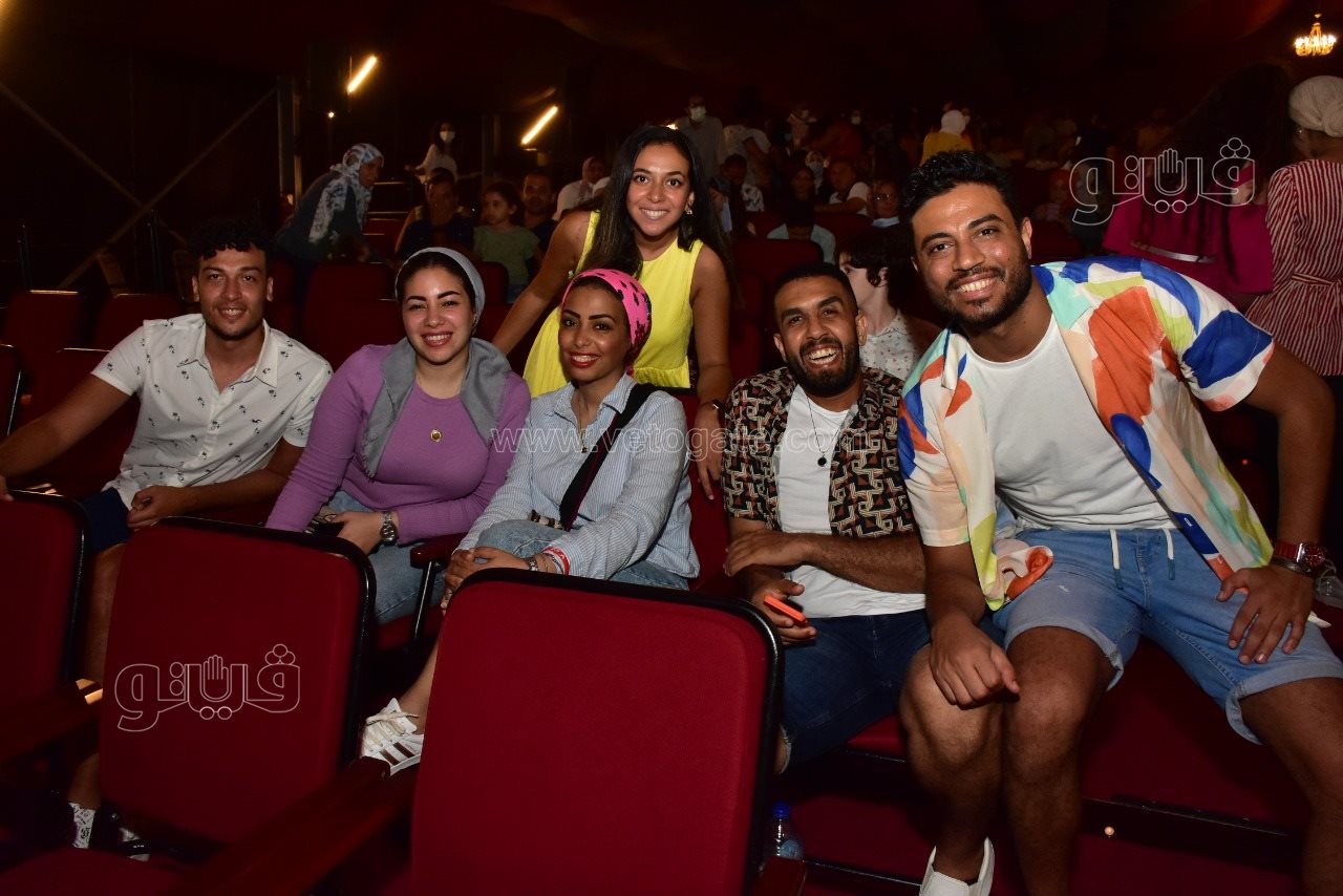 اشرف عبد الباقى يفتتح شمسية واربع كراسي علي مسرح الساحل (4)