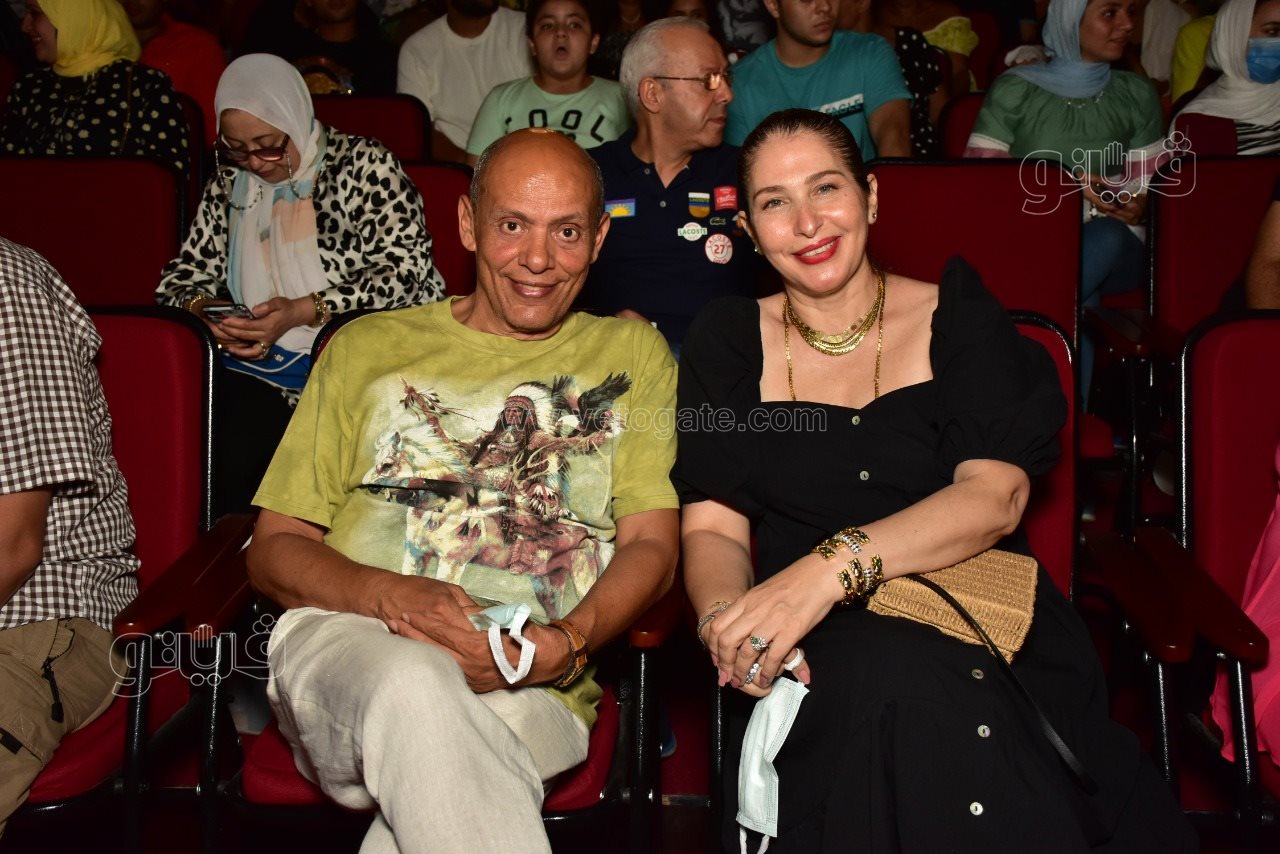 اشرف عبد الباقى يفتتح شمسية واربع كراسي علي مسرح الساحل (27)