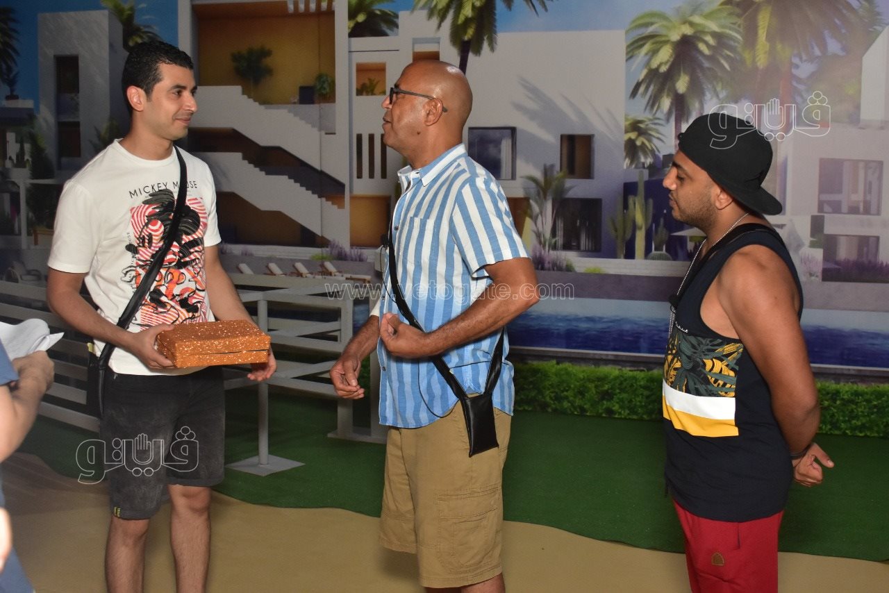 اشرف عبد الباقى يفتتح شمسية واربع كراسي علي مسرح الساحل (31)