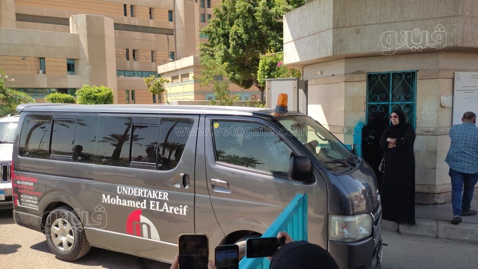 لحظة خروج جثمان الفنانة دلال عبد العزيز من مستشفى زايد التخصصي (6)