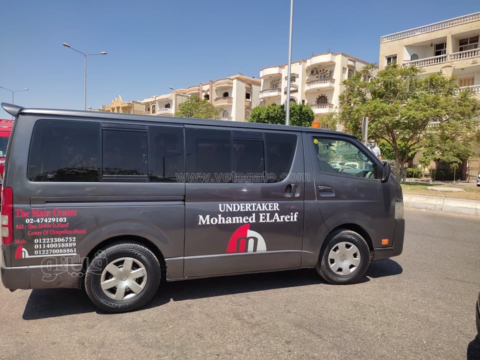 لحظة خروج جثمان الفنانة دلال عبد العزيز من مستشفى زايد التخصصي (1)