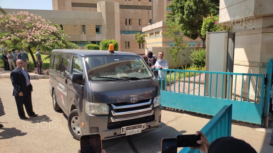 لحظة خروج جثمان الفنانة دلال عبد العزيز من مستشفى زايد التخصصي (2)