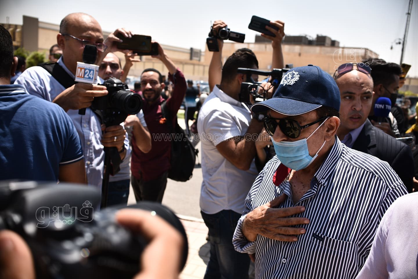 دينا الشربيني وشريف منير وسمير صبري في جنازة دلال عبد العزيز (2)