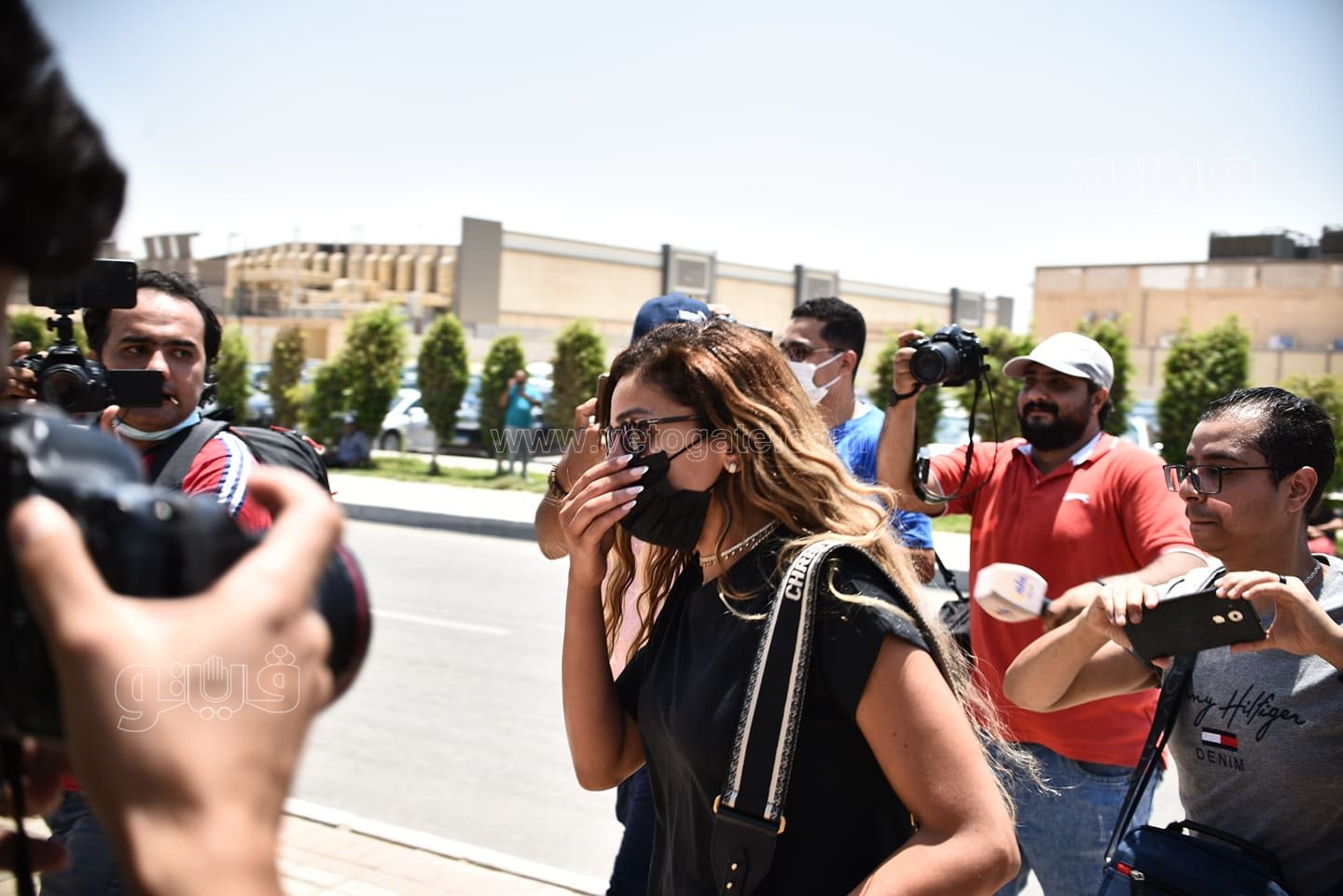 دينا الشربيني وشريف منير وسمير صبري في جنازة دلال عبد العزيز (5)