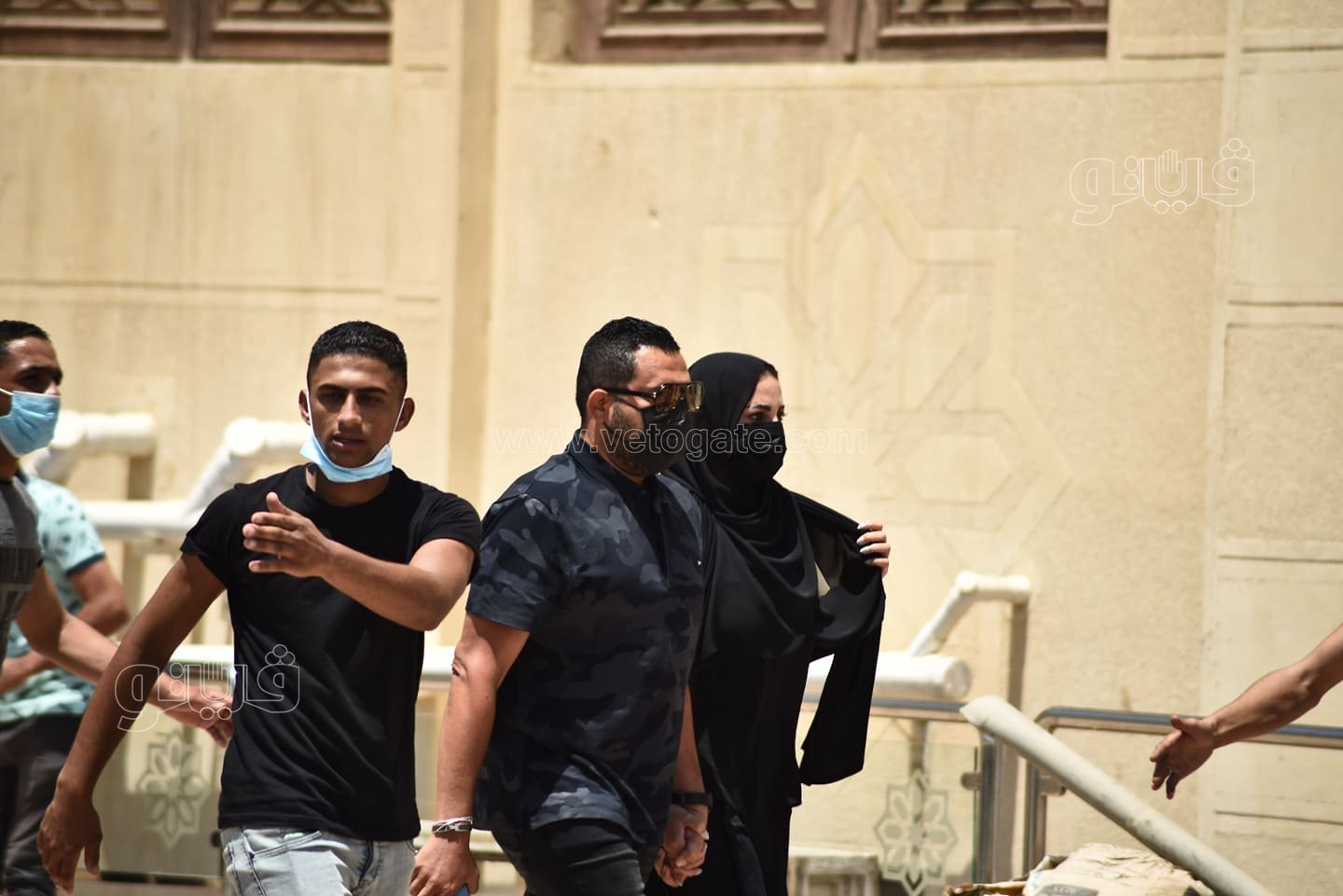 دينا الشربيني وشريف منير وسمير صبري في جنازة دلال عبد العزيز (6)