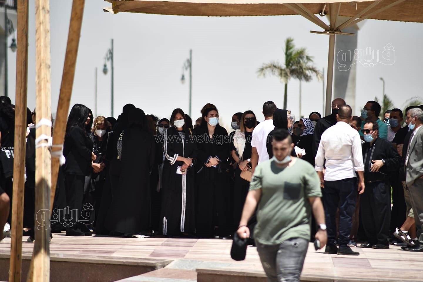 دينا الشربيني وشريف منير وسمير صبري في جنازة دلال عبد العزيز (7)