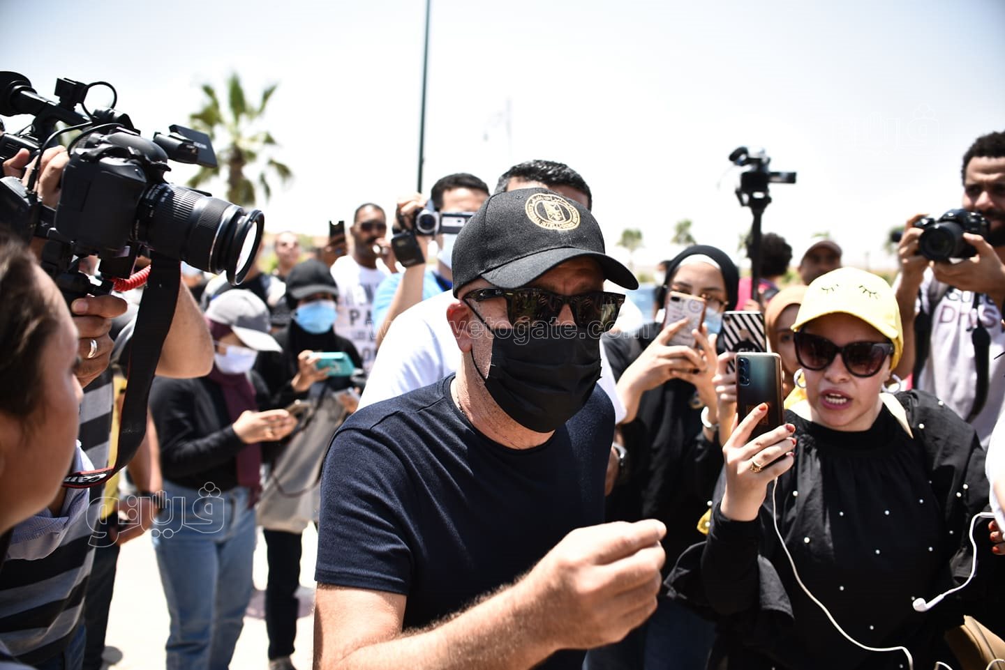 دينا الشربيني وشريف منير وسمير صبري في جنازة دلال عبد العزيز (8)