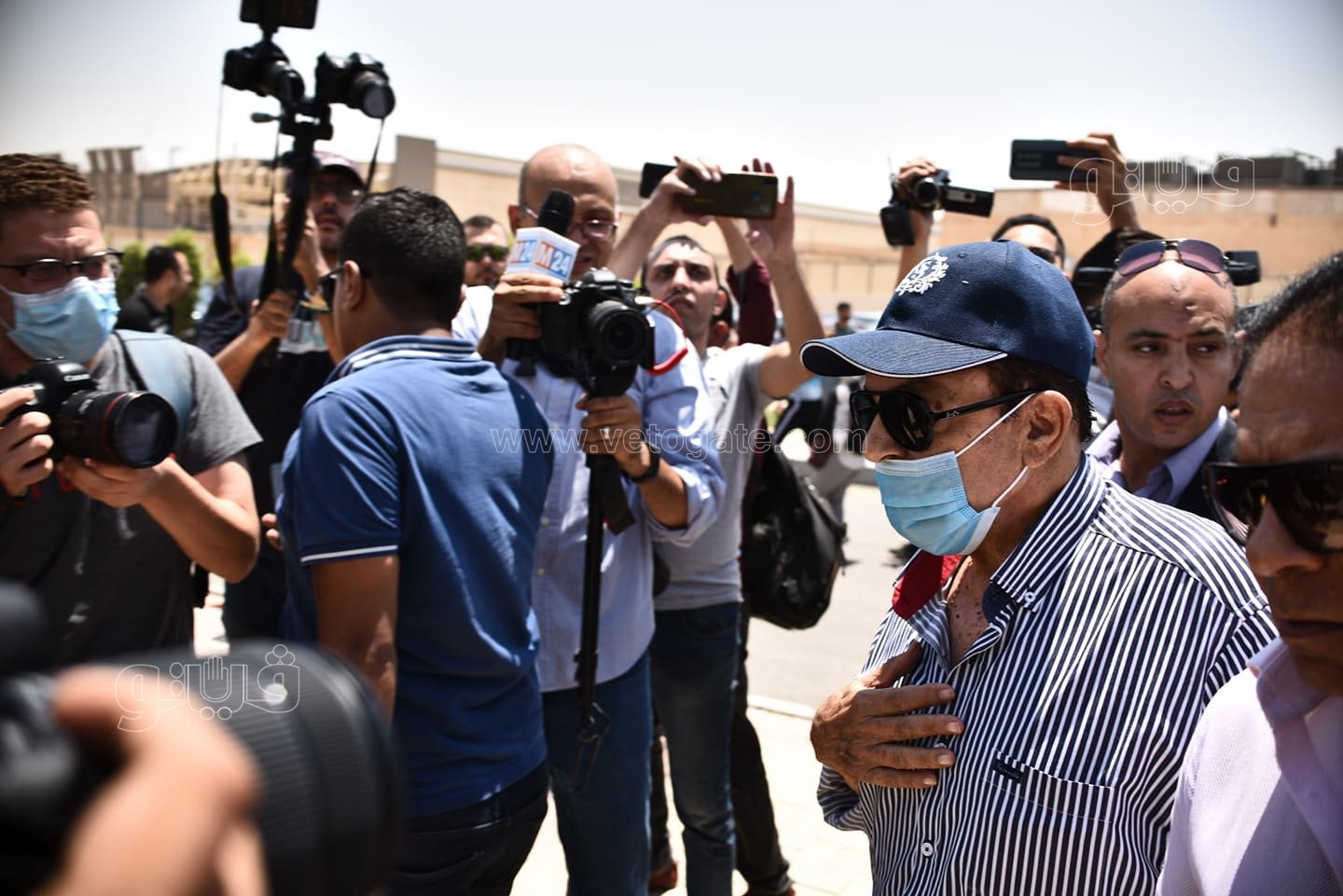 دينا الشربيني وشريف منير وسمير صبري في جنازة دلال عبد العزيز (9)