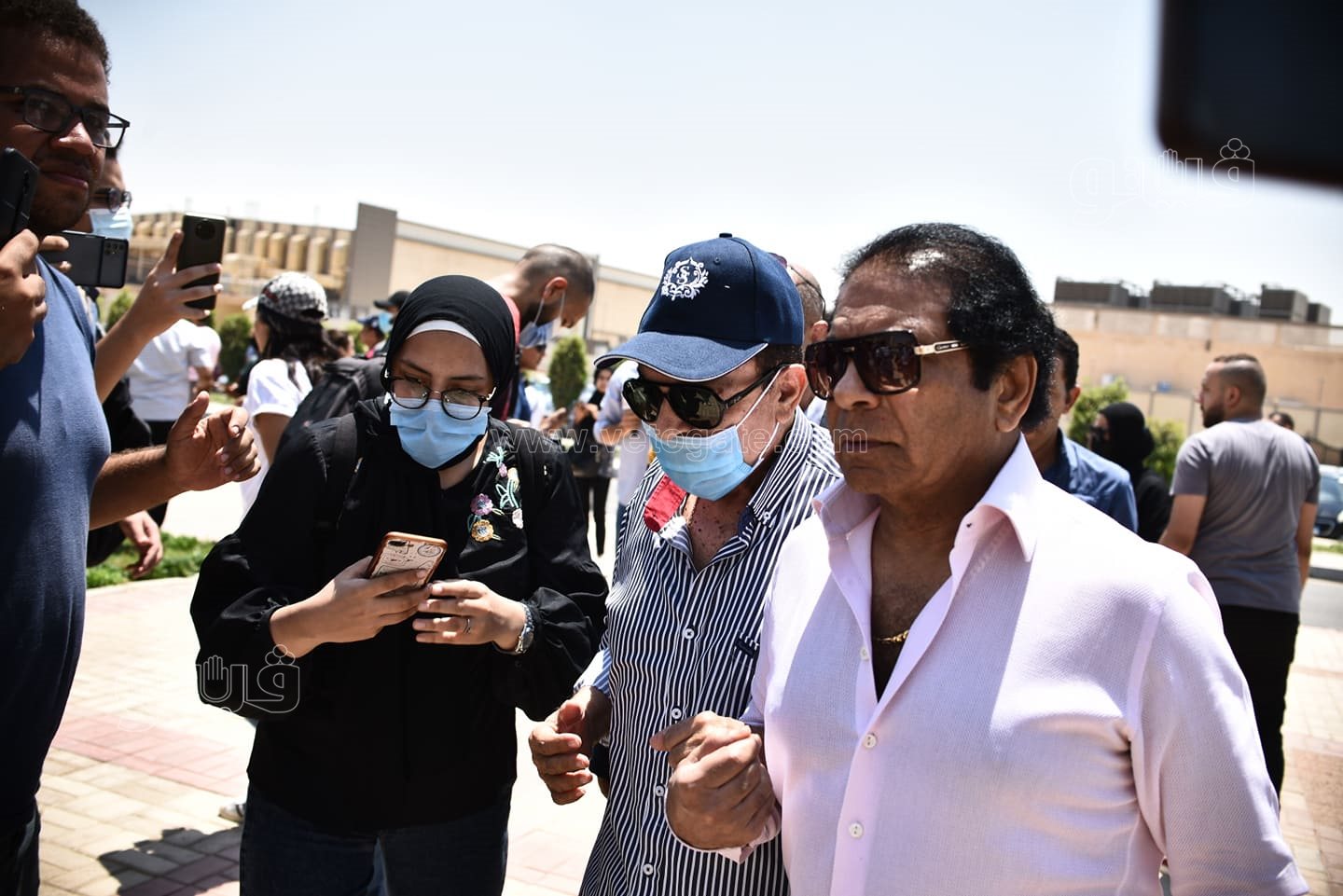 دينا الشربيني وشريف منير وسمير صبري في جنازة دلال عبد العزيز (10)