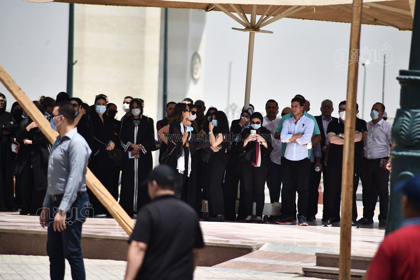 دينا الشربيني وشريف منير وسمير صبري في جنازة دلال عبد العزيز (11)