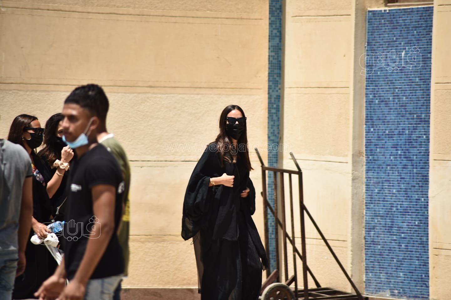 دينا الشربيني وشريف منير وسمير صبري في جنازة دلال عبد العزيز (12)