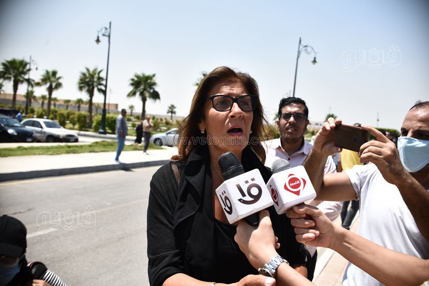 دينا الشربيني وشريف منير وسمير صبري في جنازة دلال عبد العزيز (1)