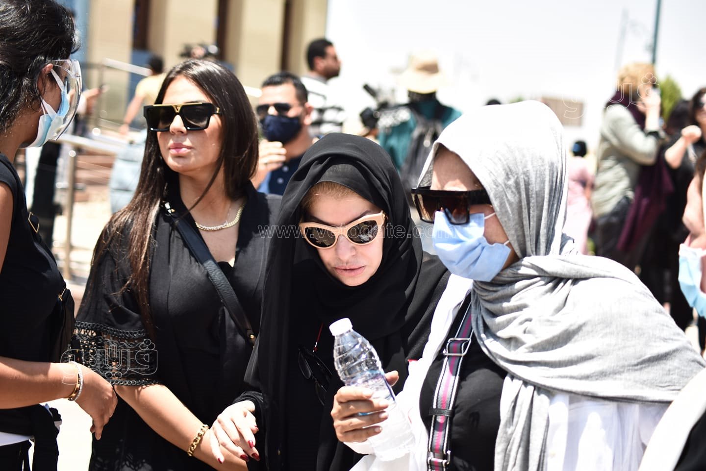 الانهيار والحزن يسيطر على نجوم الفن في جنازة دلال عبد العزيز  (10)