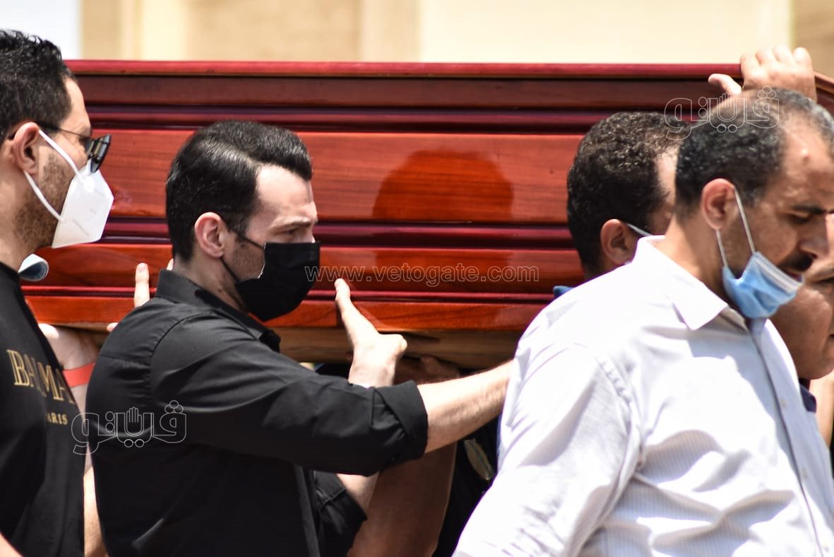 الانهيار والحزن يسيطر على نجوم الفن في جنازة دلال عبد العزيز  (15)