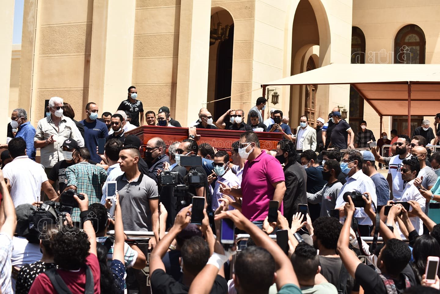 الانهيار والحزن يسيطر على نجوم الفن في جنازة دلال عبد العزيز  (18)