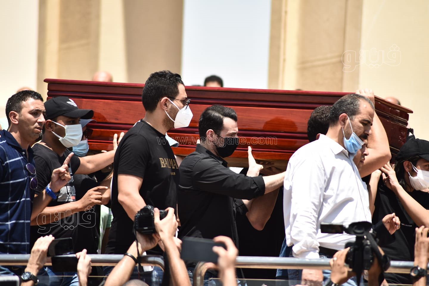 الانهيار والحزن يسيطر على نجوم الفن في جنازة دلال عبد العزيز  (22)