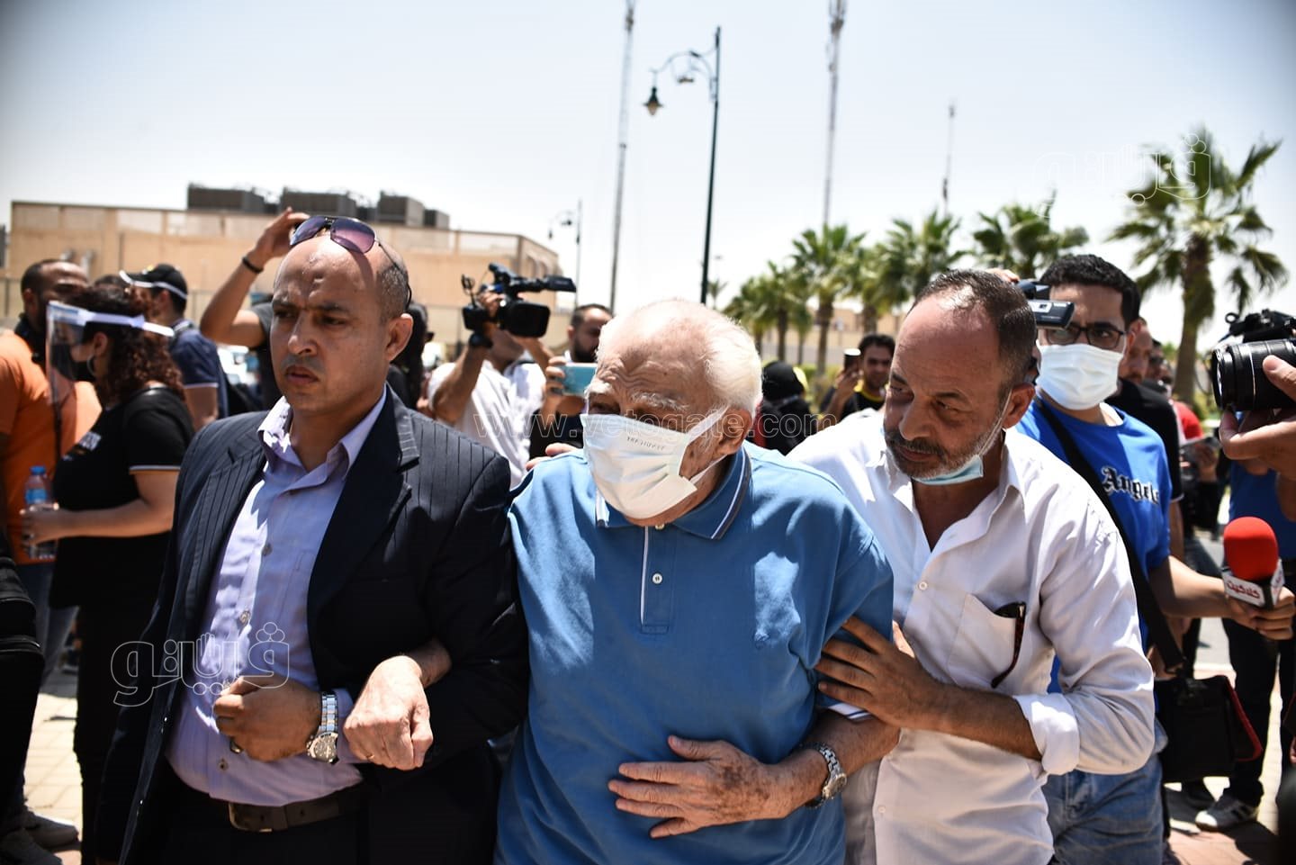 الانهيار والحزن يسيطر على نجوم الفن في جنازة دلال عبد العزيز  (23)