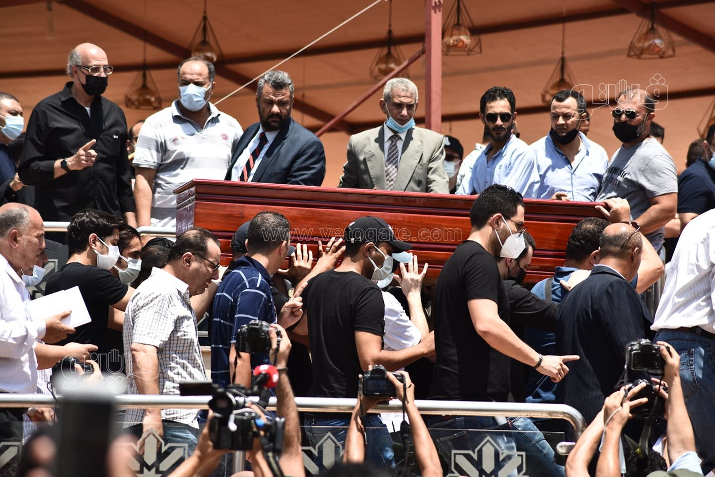 الانهيار والحزن يسيطر على نجوم الفن في جنازة دلال عبد العزيز  (35)