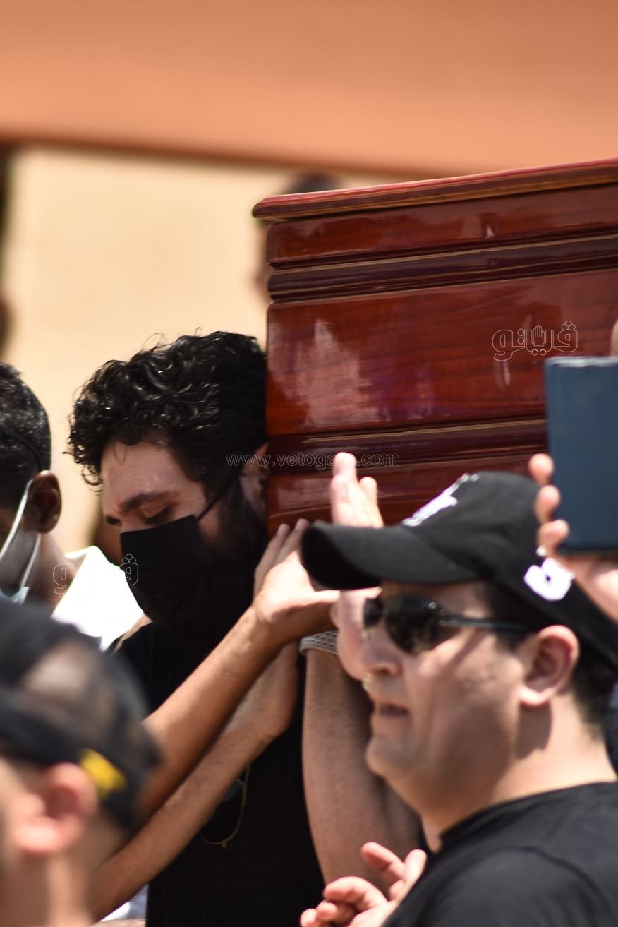 الانهيار والحزن يسيطر على نجوم الفن في جنازة دلال عبد العزيز  (37)